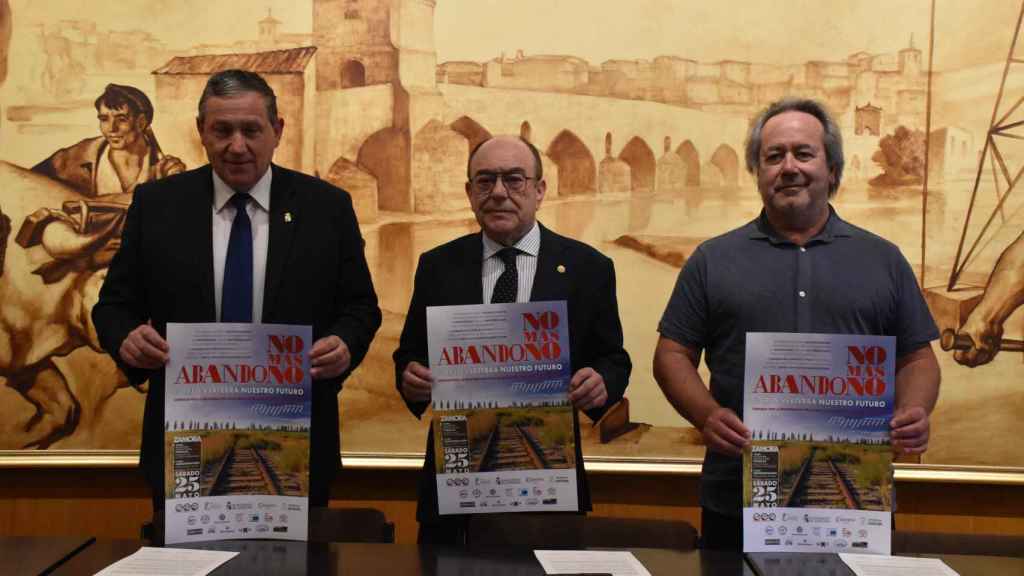 Enrique Oliveira, Javier Faúndez y Francisco Guarido firman la carta por la reapertura del tren Ruta de la Plata