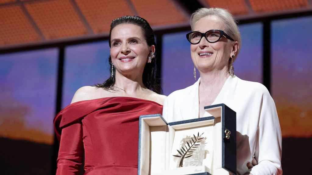 Meryl Streep recibe el galardón de manos de Juliette Binoche.