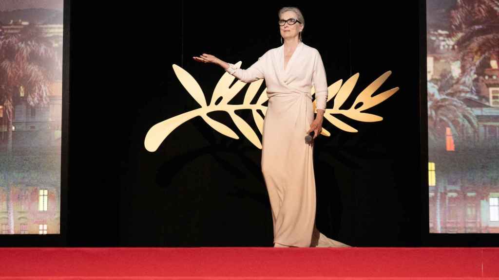 Streep con un impecable vestido claro en el Festival de Cannes.