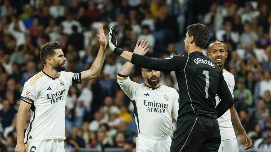 Courtois, felicitado por sus compañeros del Real Madrid