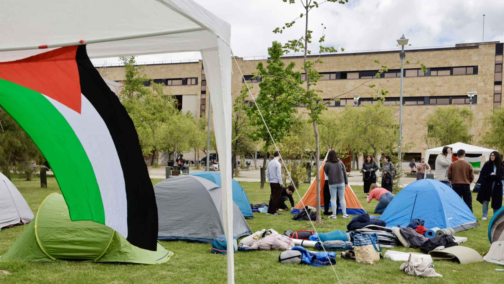 Acampada en el campus Miguel de Unamuno de la universidad de Salamanca de estudiantes pro Palestina