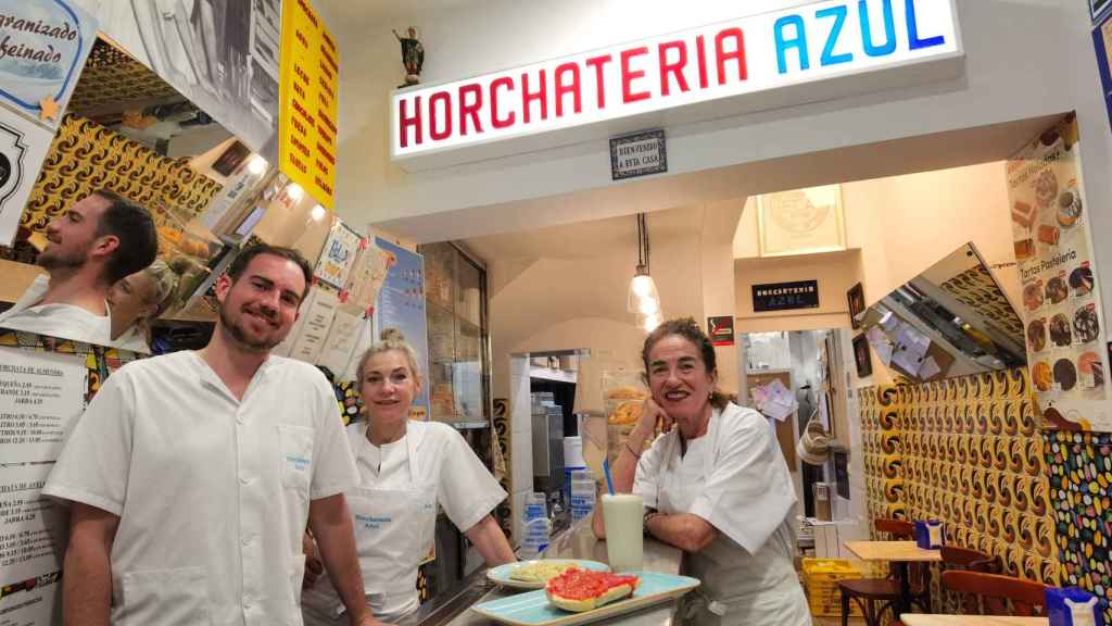 Pepo Martínez con su madre Mari Ángeles y su tía Inma Sorribes en la barra de La horchatería azul.