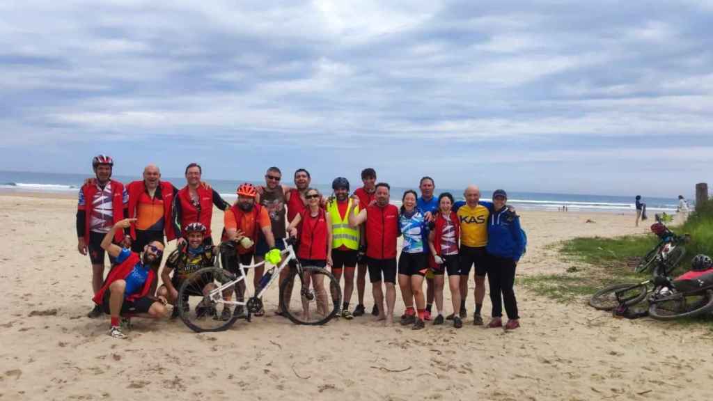 El pelotón tras concluir su ruta en la playa de Oyambre