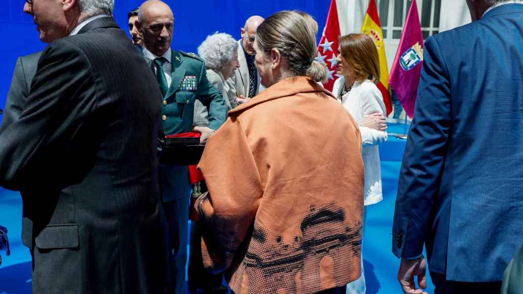Marta Rivera de la Cruz luciendo una chaqueta con la Puerta de Alcalá en la espalda en la entrega de medallas.