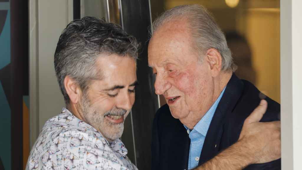 Juan Carlos I junto a Berto Domínguez, propietario del restaurante.