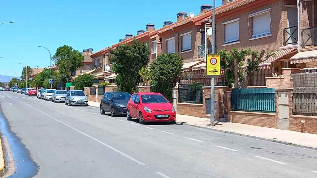 La avenida de la urbanización Monte de las Brujas donde muchos vehículos sobrepasan el límite de velocidad.