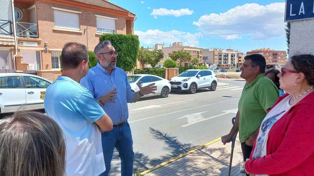 El alcalde de Santomera, Víctor Martínez, explica que va a entrar en funcionamiento un radar que controlará la velocidad de los vehículos.