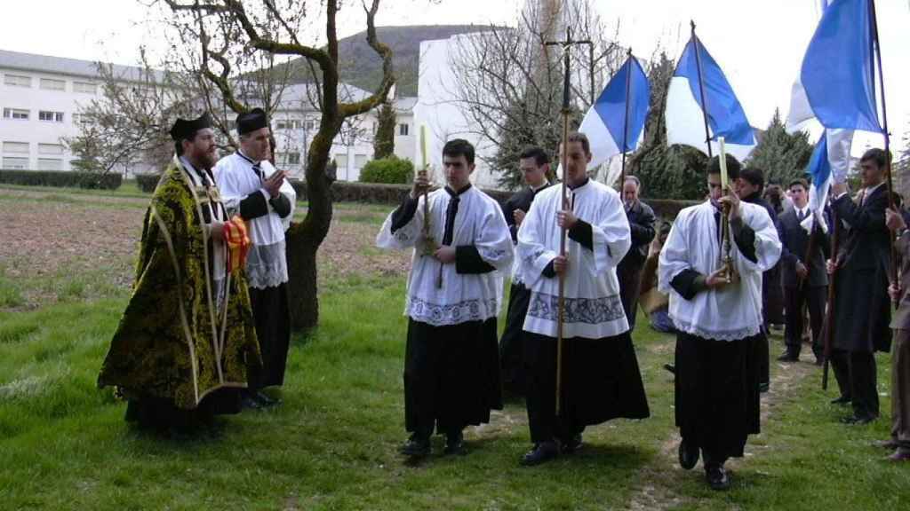 Jesús Alfaro, (primero por la izquierda) con saya, acompañado por Pablo de Rojas, durante una procesión de Viernes Santo.