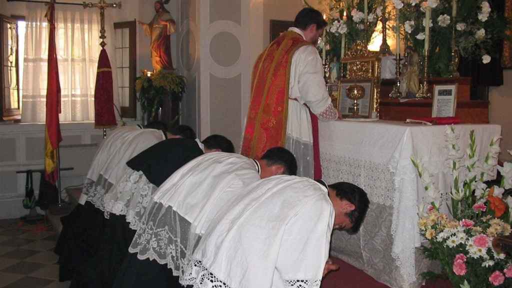 Una misa celebrada por Jesús Alfaro, con sus pupilos, todos ahora sacerdotes de la Pía Unión Sancti Pauli Apostoli.