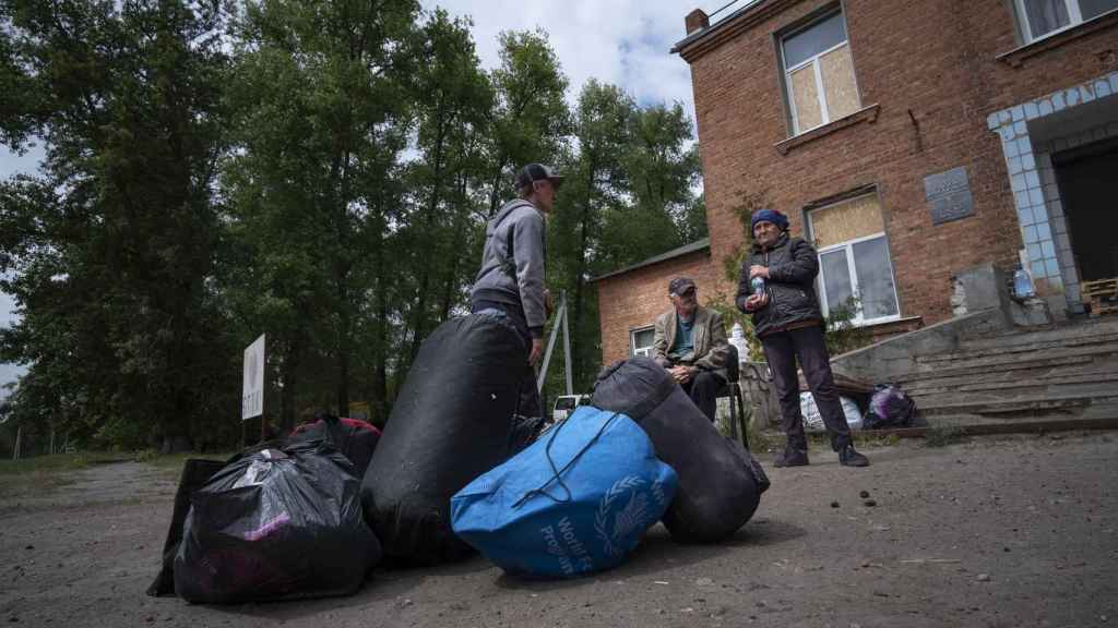 A family from Vovchansk, upon arrival at one of the points where they provide medical care to evacuees fleeing the Russian offensive in the northeast of Kharkiv.