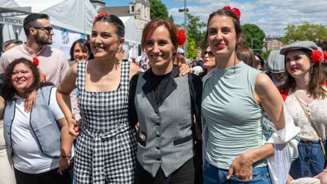 De izquierda a derecha, la portavoz autonómica de Más Madrid, Manuela Bergerot; la ministra de Sanidad, Mónica García, y la portavoz de Más Madrid en Cibeles, Rita Maestre.