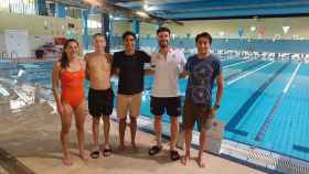 Los triatletas de la UA Marta Pintanel, Izan Edo, Luis Velázquez y Fabián Villanueva con su entrenador Roberto Cejuela (segundo por la derecha) en la piscina cubierta de Vía Parque.