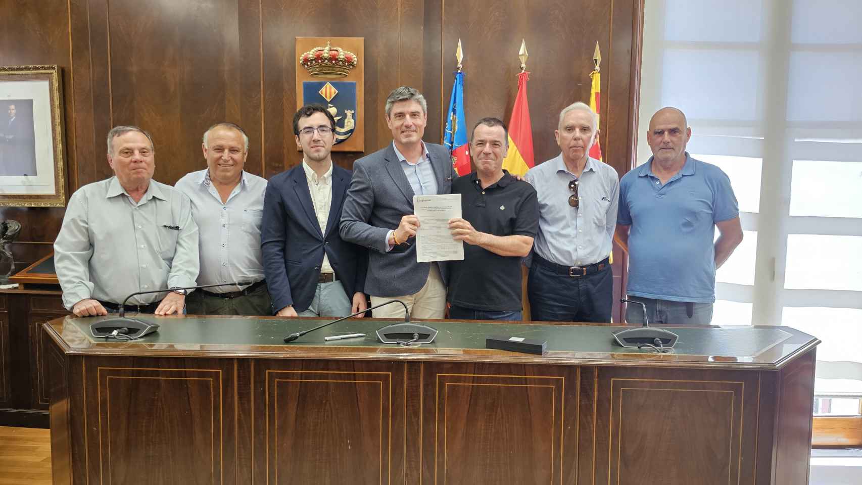 La firma del convenio entre el Ayuntamiento y la Comunidad de Regantes.