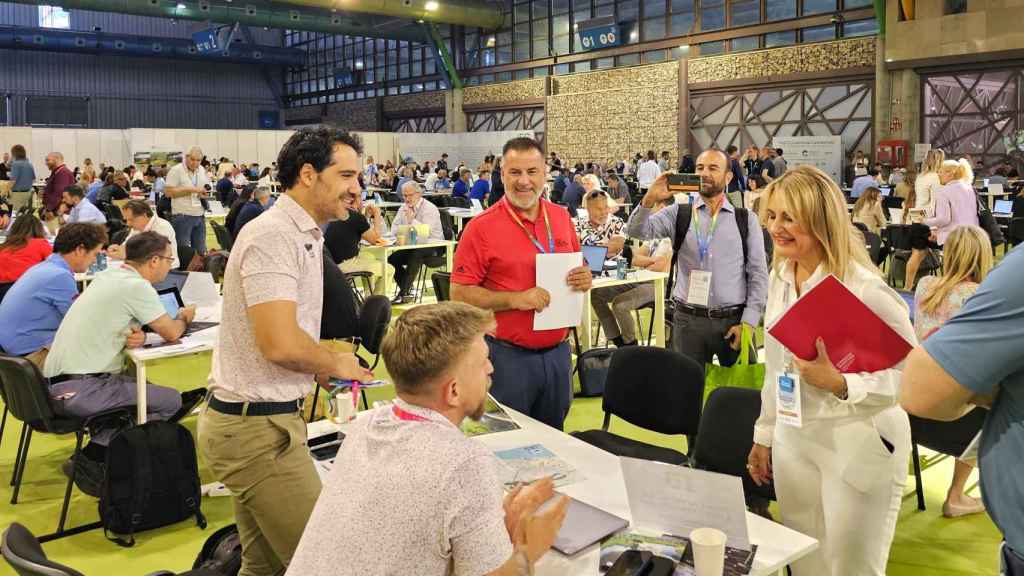 La consellera Nuria Montes en la visita a la feria de golf en Málaga.