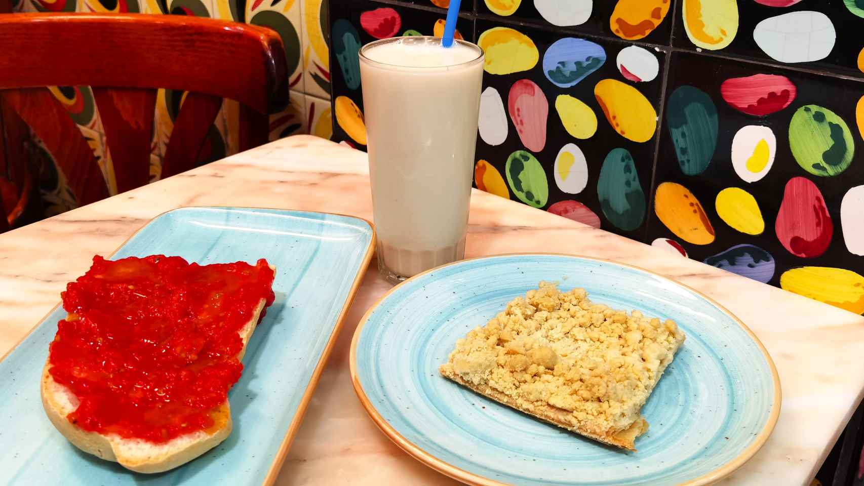 La tostada de pan de Benimagrell con tomate, la horchata y la coca de mollitas.