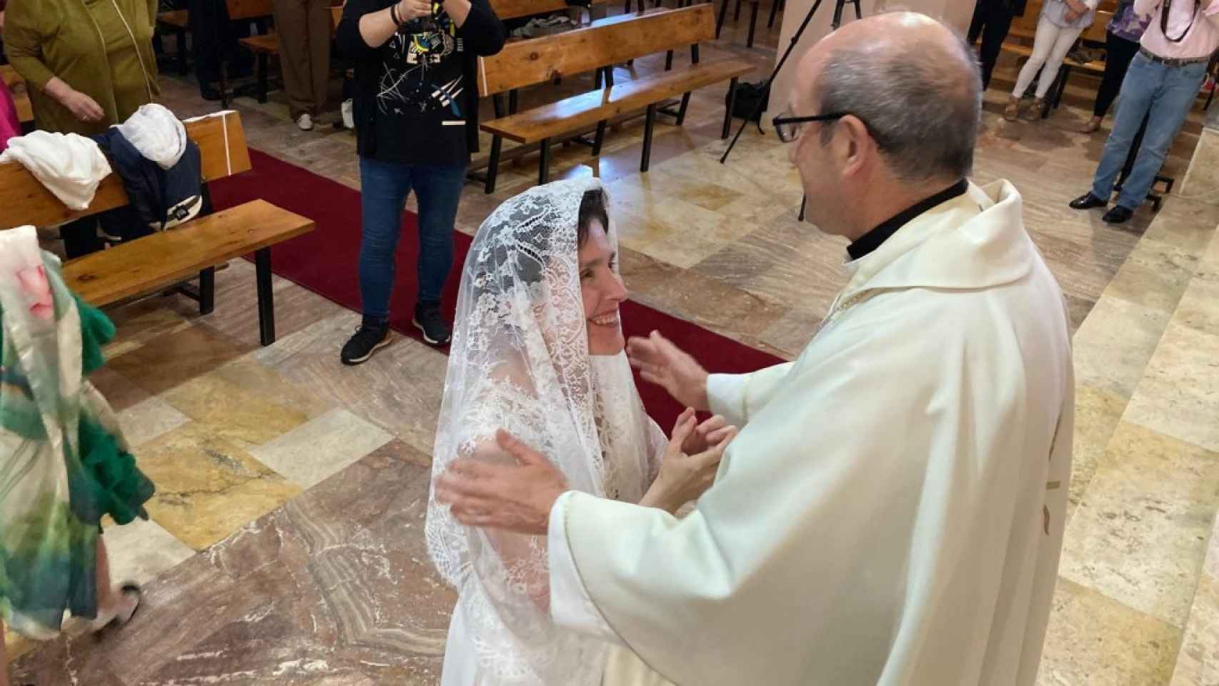 El obispo de Astorga consagra como virgen a  Mª Ángeles Castro