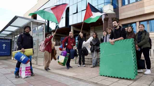 Campillo / ICAL . Varios universitarios acampan en la Biblioteca Universitaria de León durante la noche en apoyo al pueblo Palestino