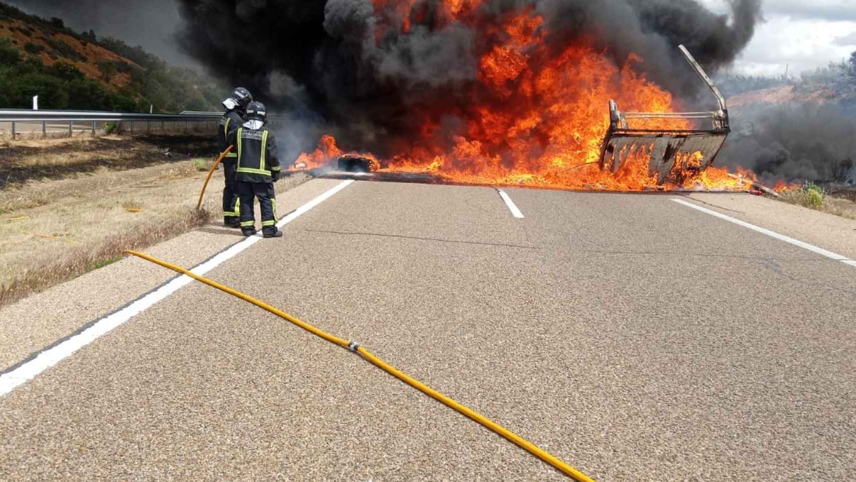 El incendio de un camión que trasportaba paquetería deja cortada la A-52 durante varias horas