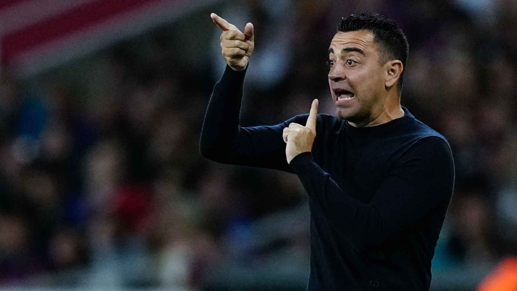 Xavi Hernández da órdenes desde la banda.