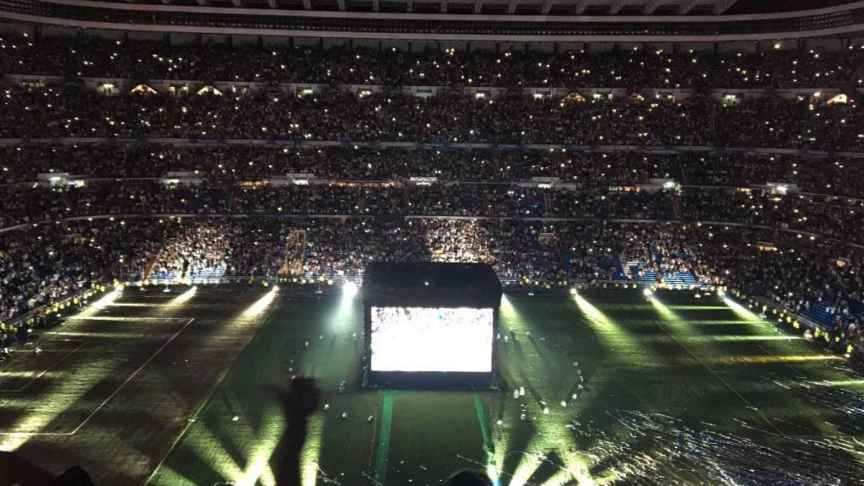 Imagen de las pantallas gigantes del Santiago Bernabéu en una de las finales de Champions.