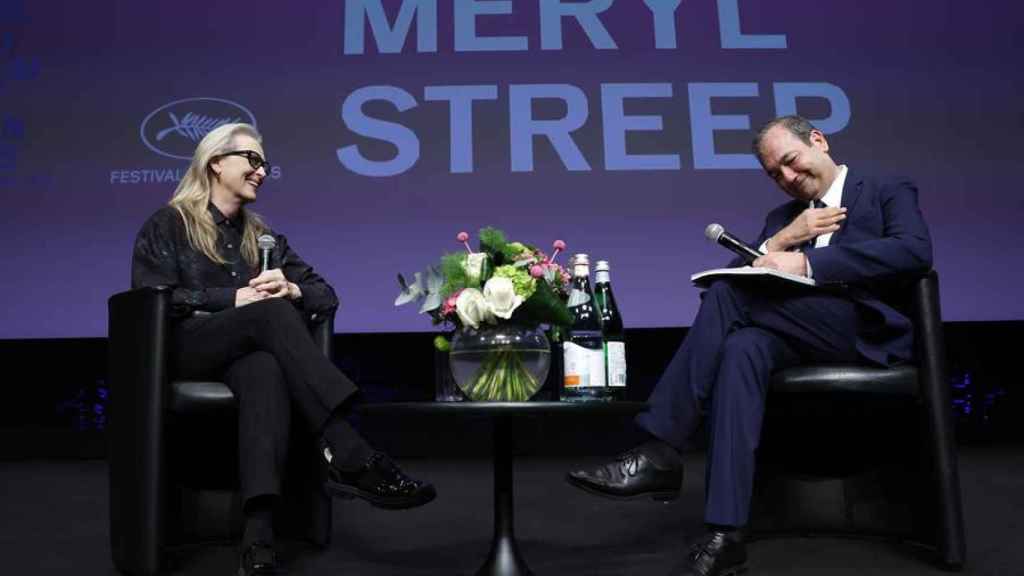 Meryl Streep y el periodista francés Didier Allouch durante la Clase Magistral en Cannes. Foto: EFE/EPA/SEBASTIEN NOGIER / POOL