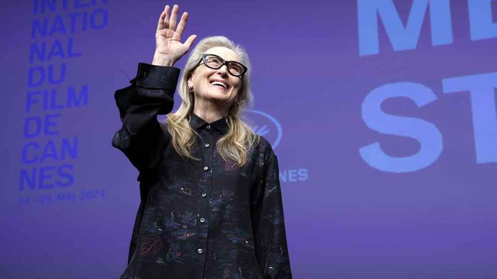 Meryl Streep saluda a los asistentes a la Clase Magistral que ha protagonizado en Cannes. Foto: EFE/EPA/SEBASTIEN NOGIER / POOL