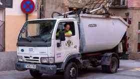 Un trabajador del servicio de recogida de basuras de Toledo.