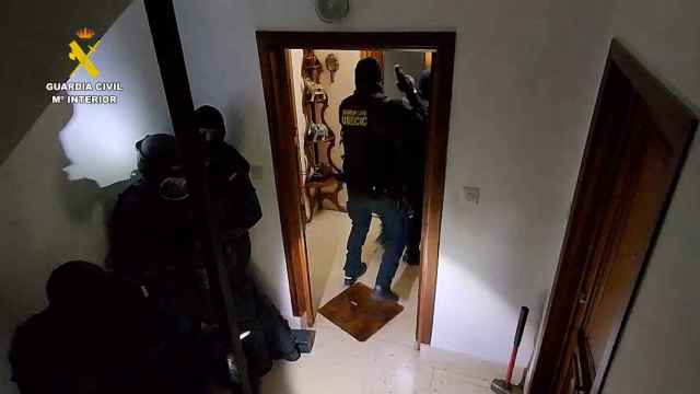 Los agentes de la Guardia Civil registraron la vivienda sospechosa en Casas Ibáñez.