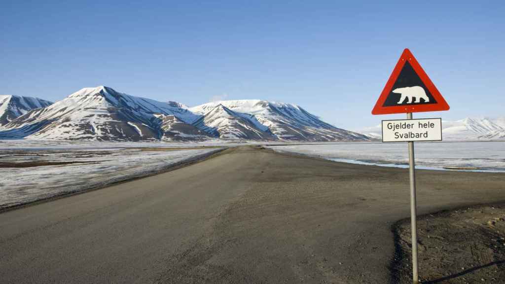Una señal advierte de la presencia de osos polares en Svalbard.