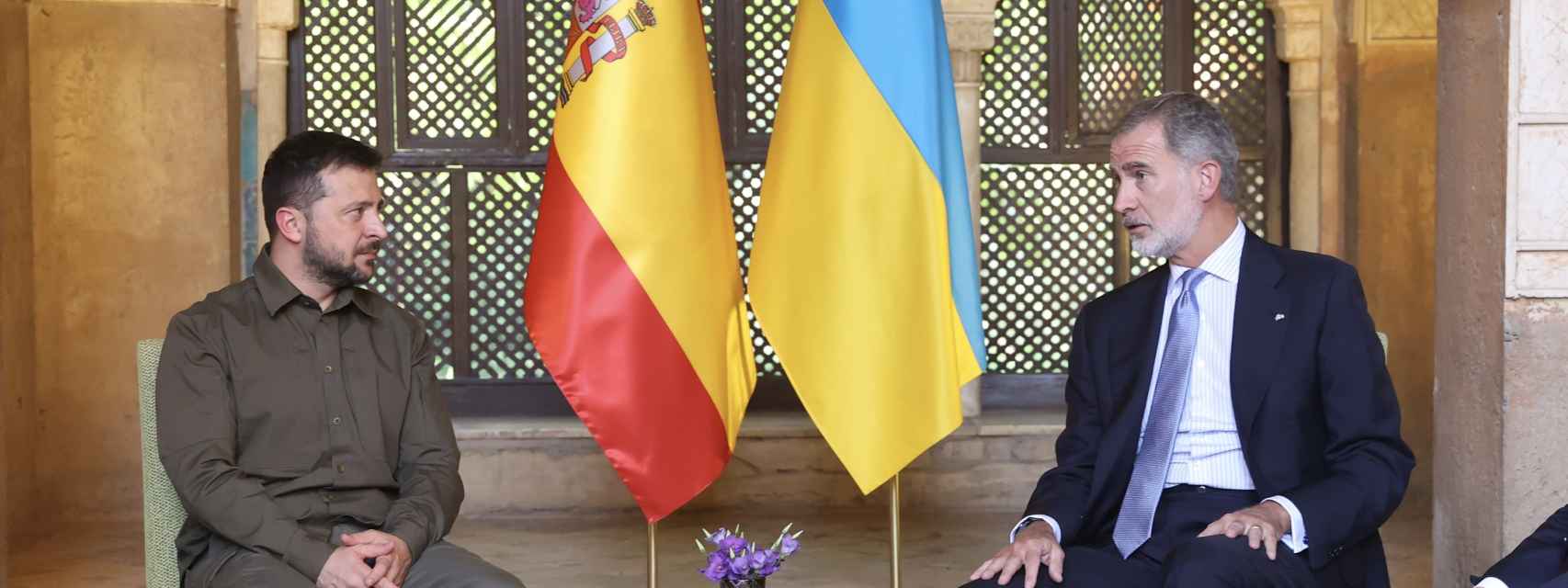 El Rey Felipe VI se reúne con el presidente de Ucrania, Volodimir Zelenski, en la Alhambra durante la cumbre de la Comunidad Política Europea en octubre de 2023.