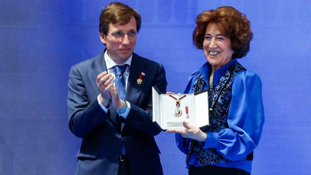 La historiadora Carmen Iglesias Cano tras recibir de manos del alcalde de Madrid, José Luis Martínez Almeida, la Medalla de Honor de Madrid.