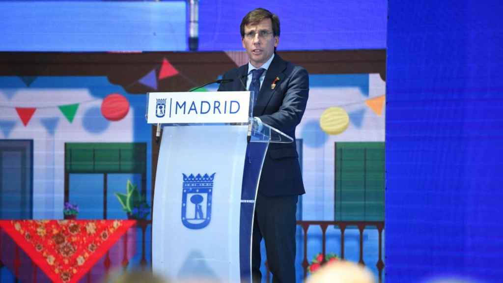 El alcalde de Madrid, José Luis Martínez-Almeida, interviene durante el acto de entrega de las distinciones honoríficas con motivo de la festividad de San Isidro, en la Galería de Cristal del Palacio de Cibeles.