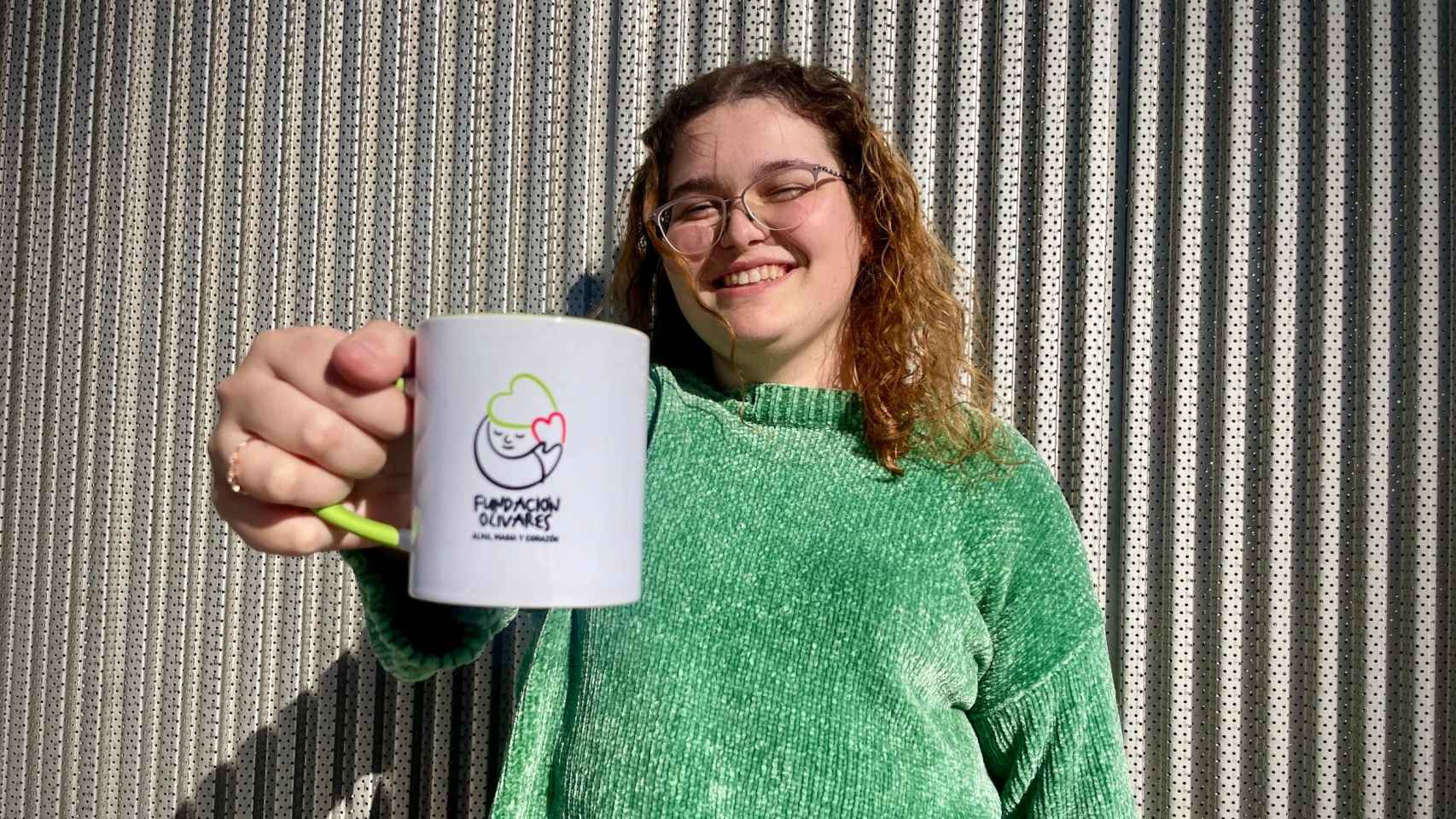 Nuria, con una taza de la organización.