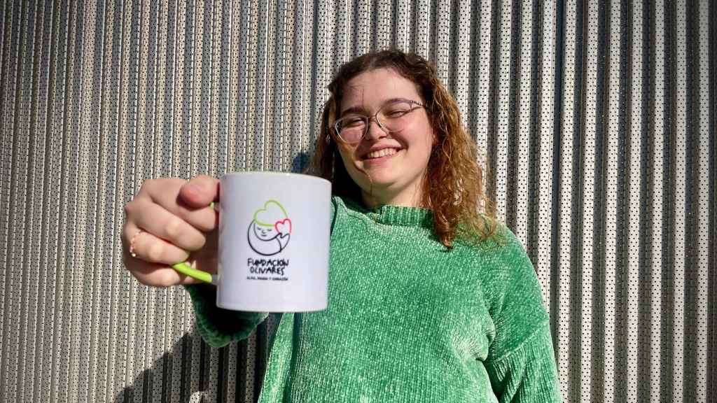 Nuria, con una taza de la organización.