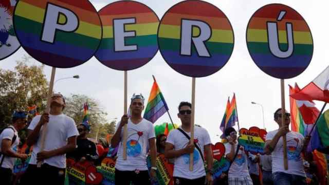 Manifestantes caminan con pancartas durante la marcha del Orgullo Gay en el centro de Lima.