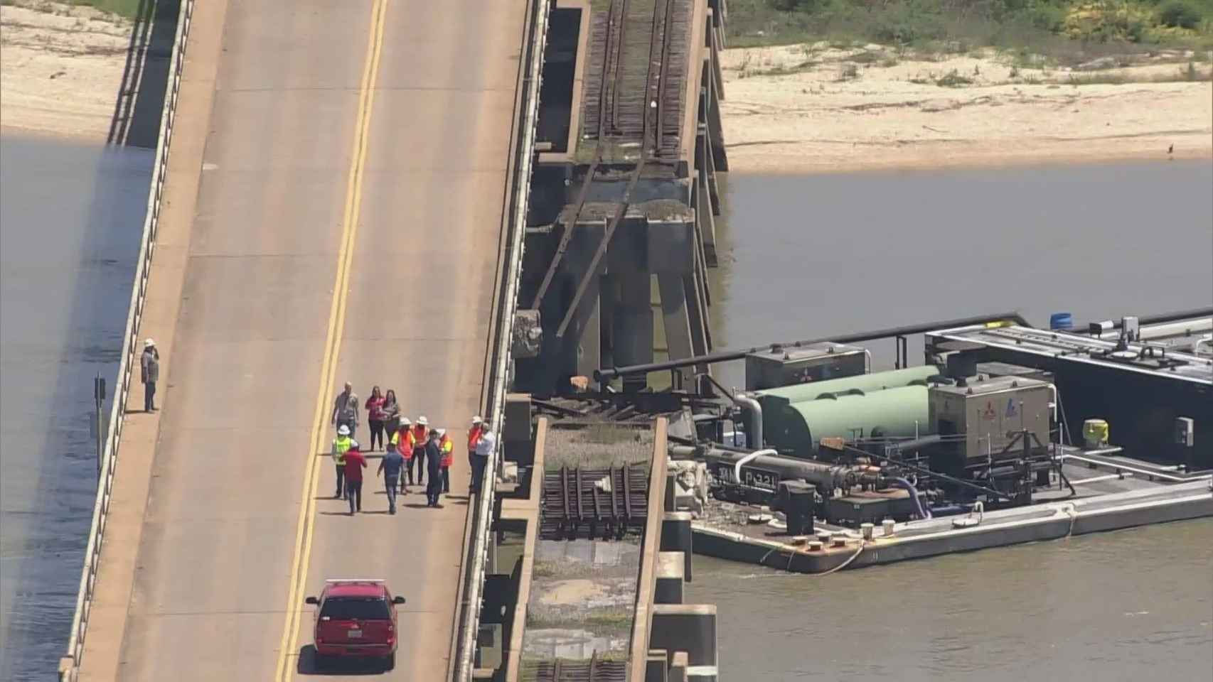 Una barcaza choca contra un puente en Texas: derrame de petróleo y la vía ferroviaria destrozada