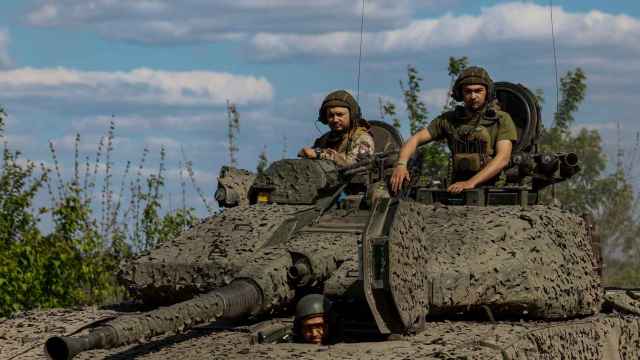 Dos soldados ucranianos en un tanque en la región de Donetsk el pasado lunes.
