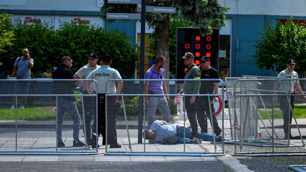 El presunto autor de los disparos, inmovilizado en el suelo en Handlova, este miércoles.