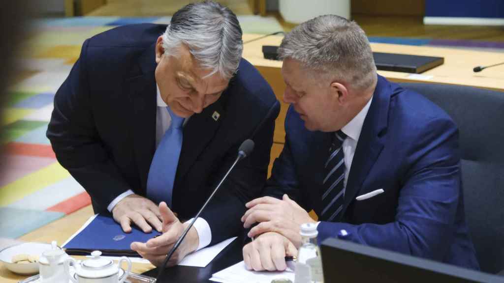El eslovaco Robert Fico conversa con el húngaro Viktor Orbán durante el último Consejo Europeo de marzo