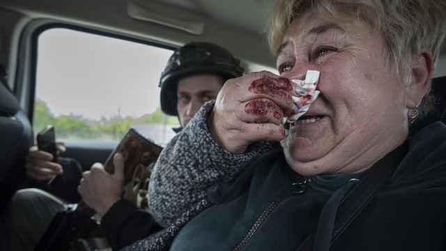 Tatiana, residente de Vovchansk, es evacuada después de que las tropas rusas bombardearan su casa.