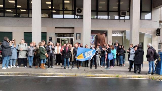 Auxiliares de enfermería se concentran ante el Parlamento de Galicia, en Santiago.