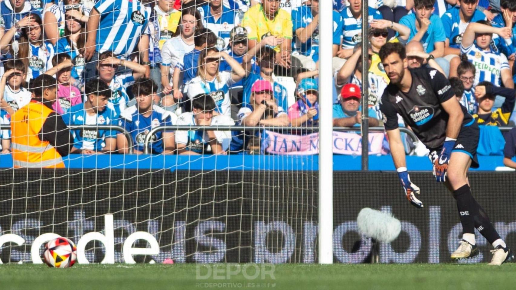 Germán Parreño durante el encuentro contra el Barça B en Riazor.