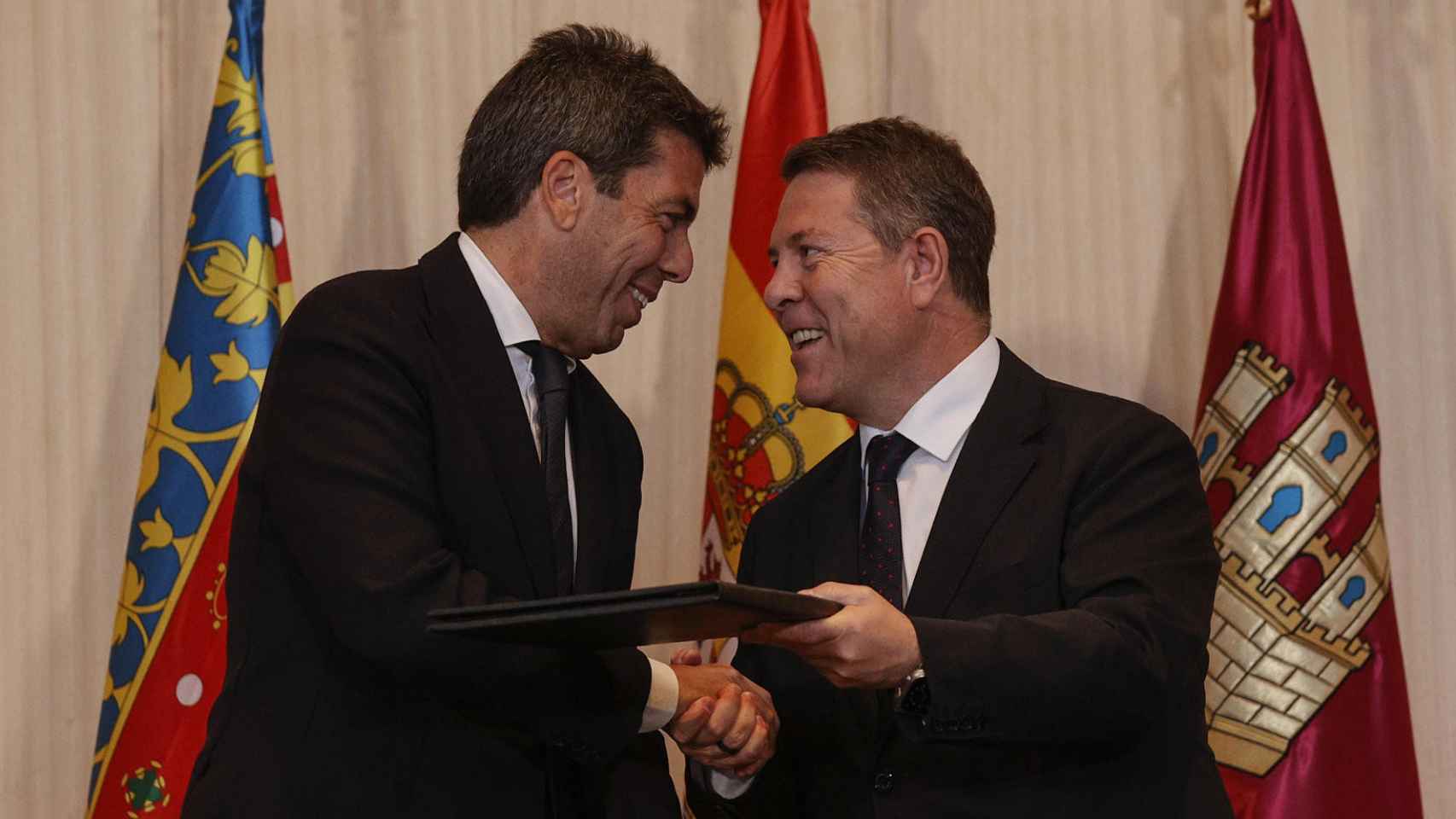 Mazón y Page tras firmar el acuerdo sanitario en Requena este miércoles