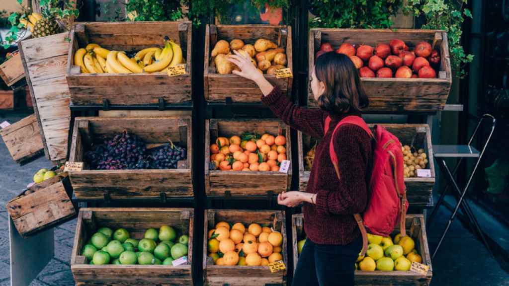 Mujer en una frutería.