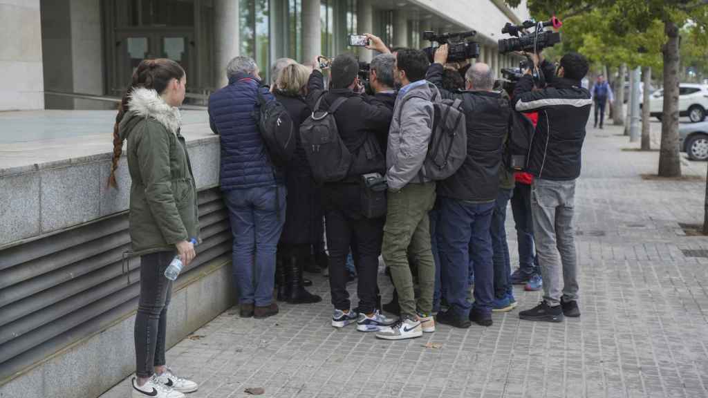 La joven tutelada mientras su abogado atiende a los medios en los juzgados.