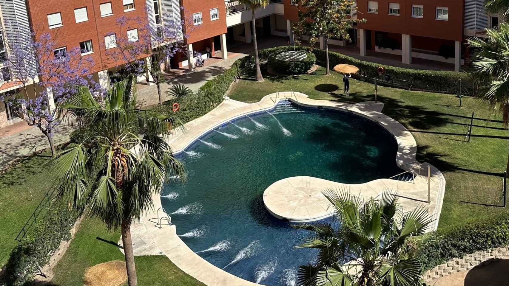 Una piscina rellenándose en Málaga.