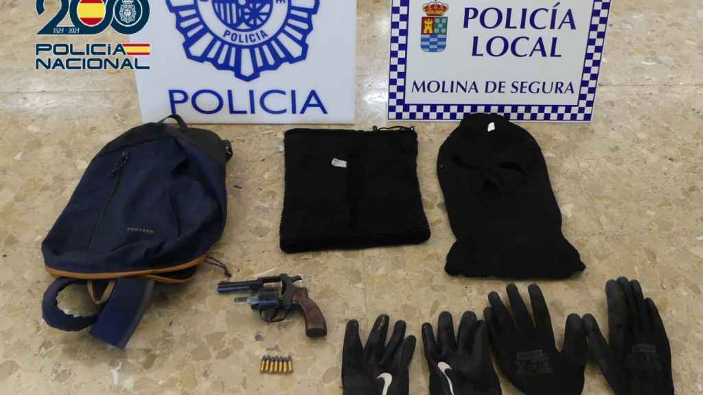 Un revólver, pasamontañas y guantes empleados durante el vuelco de marihuana de unos marroquíes a un conocido clan de Palma de Mallorca.