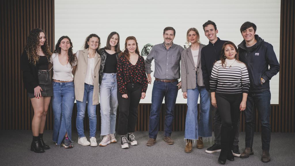 Los alumnos de la primera promoción del Máster de El Español con el director adjunto, Mario Díaz.