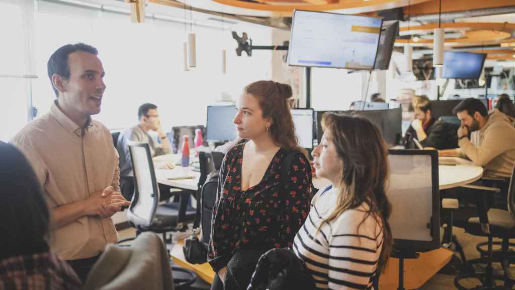 Alumnas del Máster de El Español con el redactor jefe de Reportajes, David Palomo.