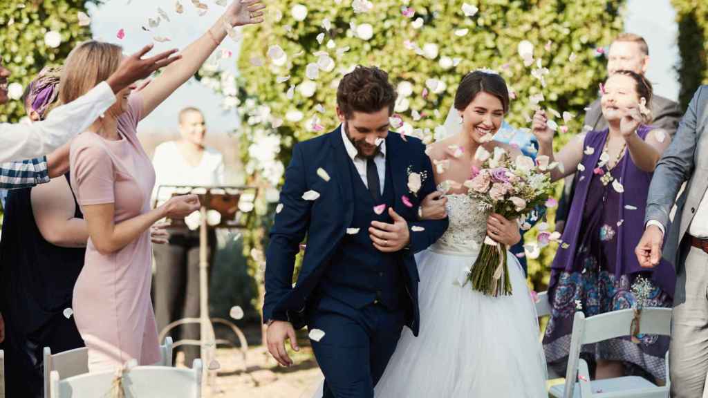 Novios recién casados.